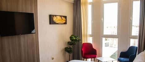 Minibar, coffres-forts dans les chambres, rideaux occultants