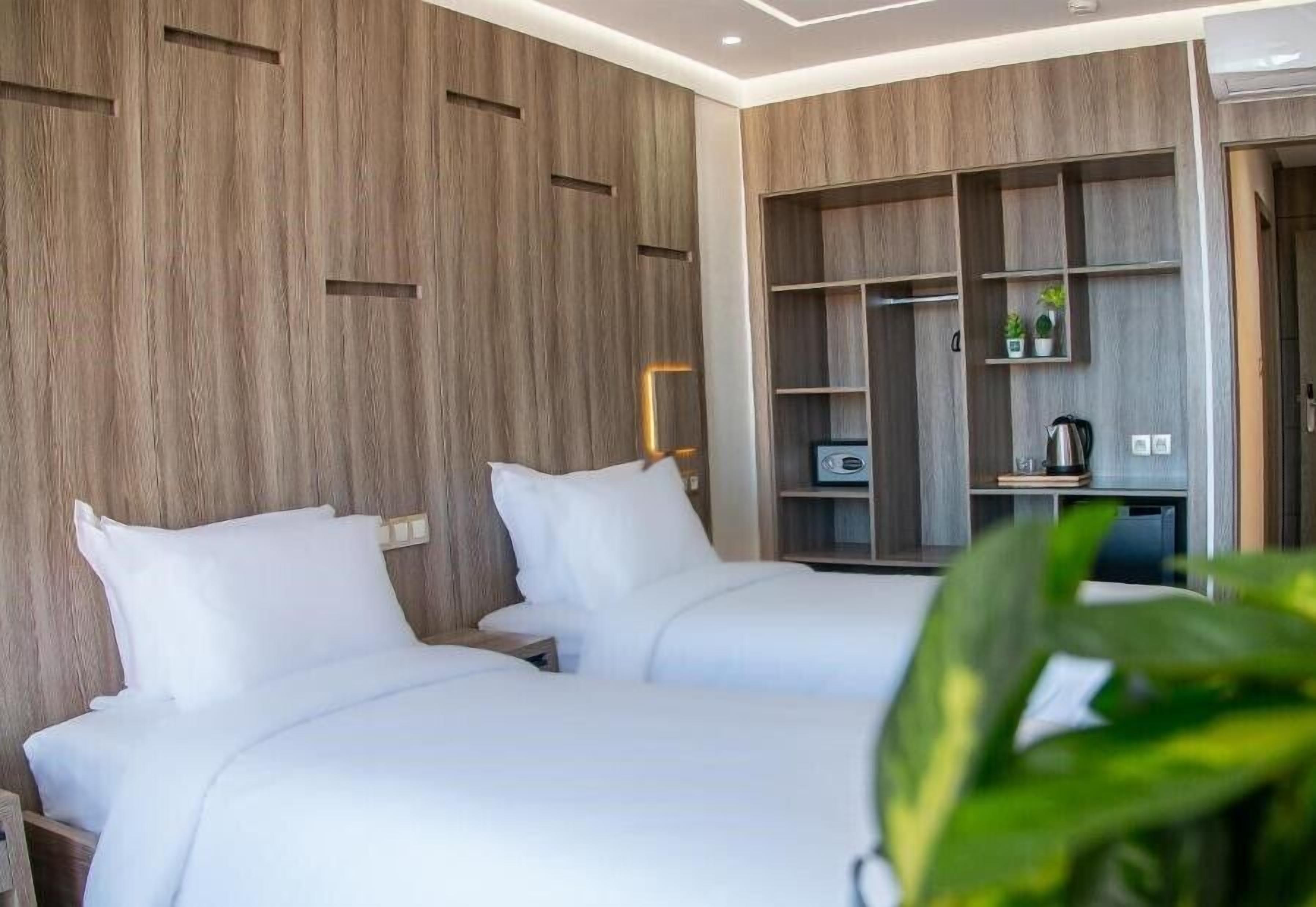 Minibar, coffres-forts dans les chambres, rideaux occultants