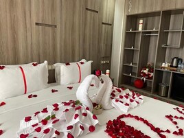 Quarto solteiro, vista para a cidade | Frigobar, cofres nos quartos, cortinas blackout, quartos à prova de som