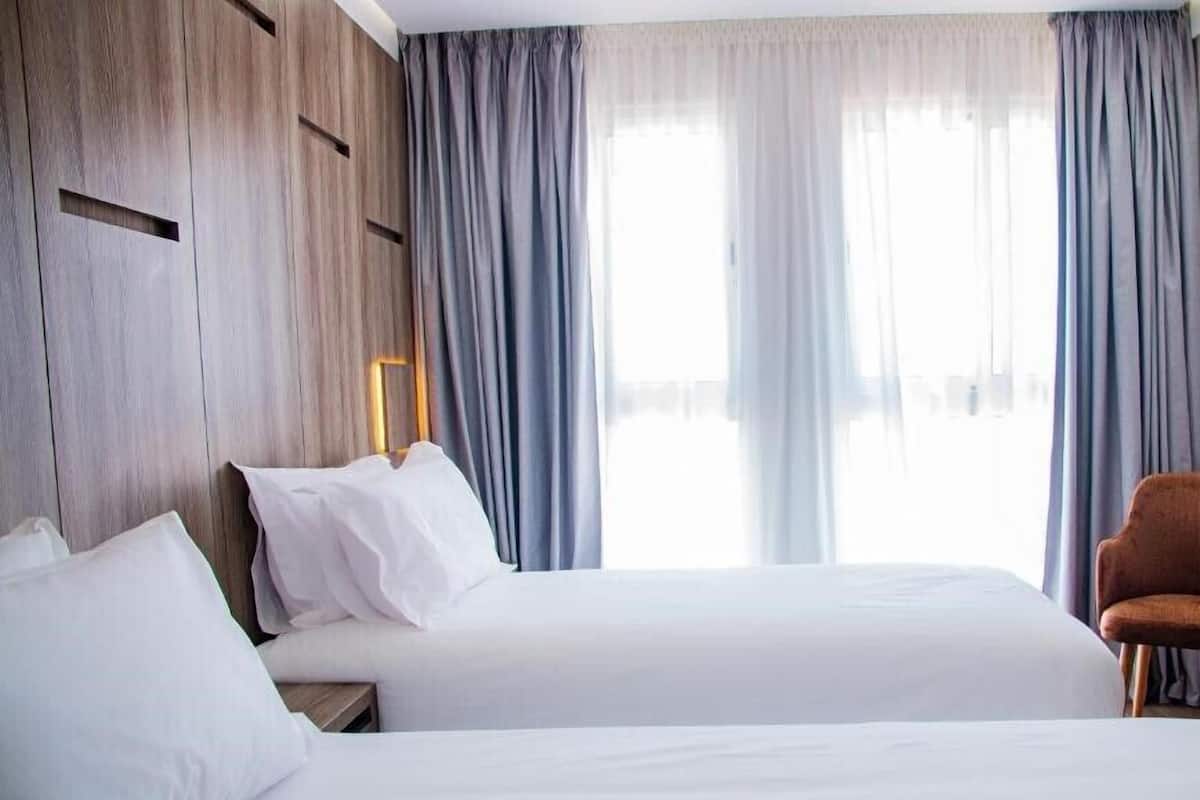 Minibar, Zimmersafe, Verdunkelungsvorhänge, schallisolierte Zimmer