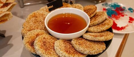 Un plato de alimentos rebozados, salsa para mojar y un letrero que dice 'Miel'.