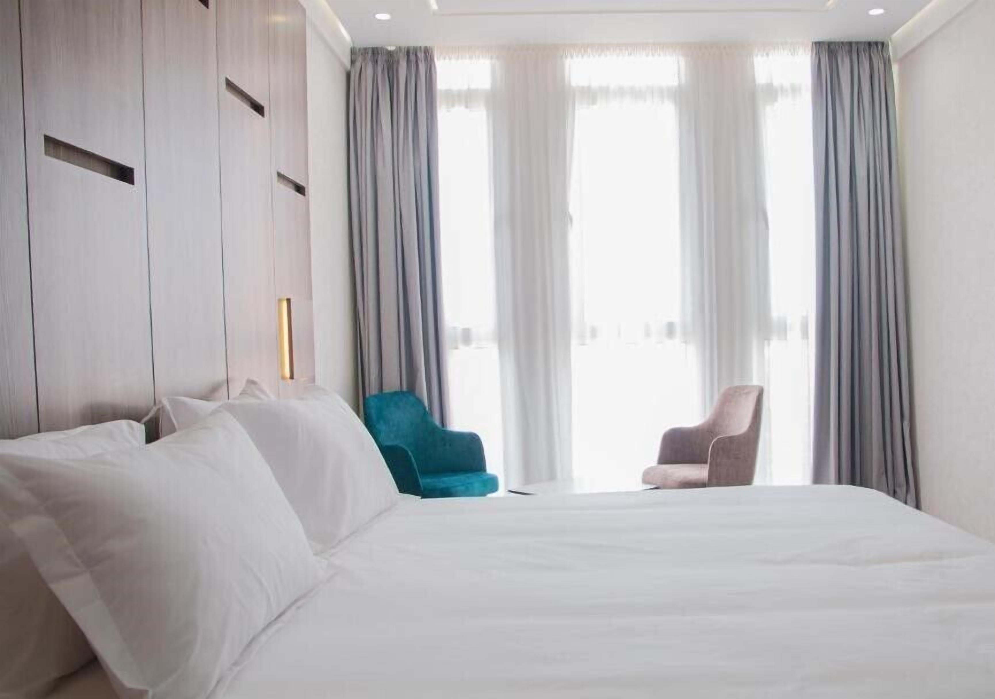 Minibar, coffres-forts dans les chambres, rideaux occultants
