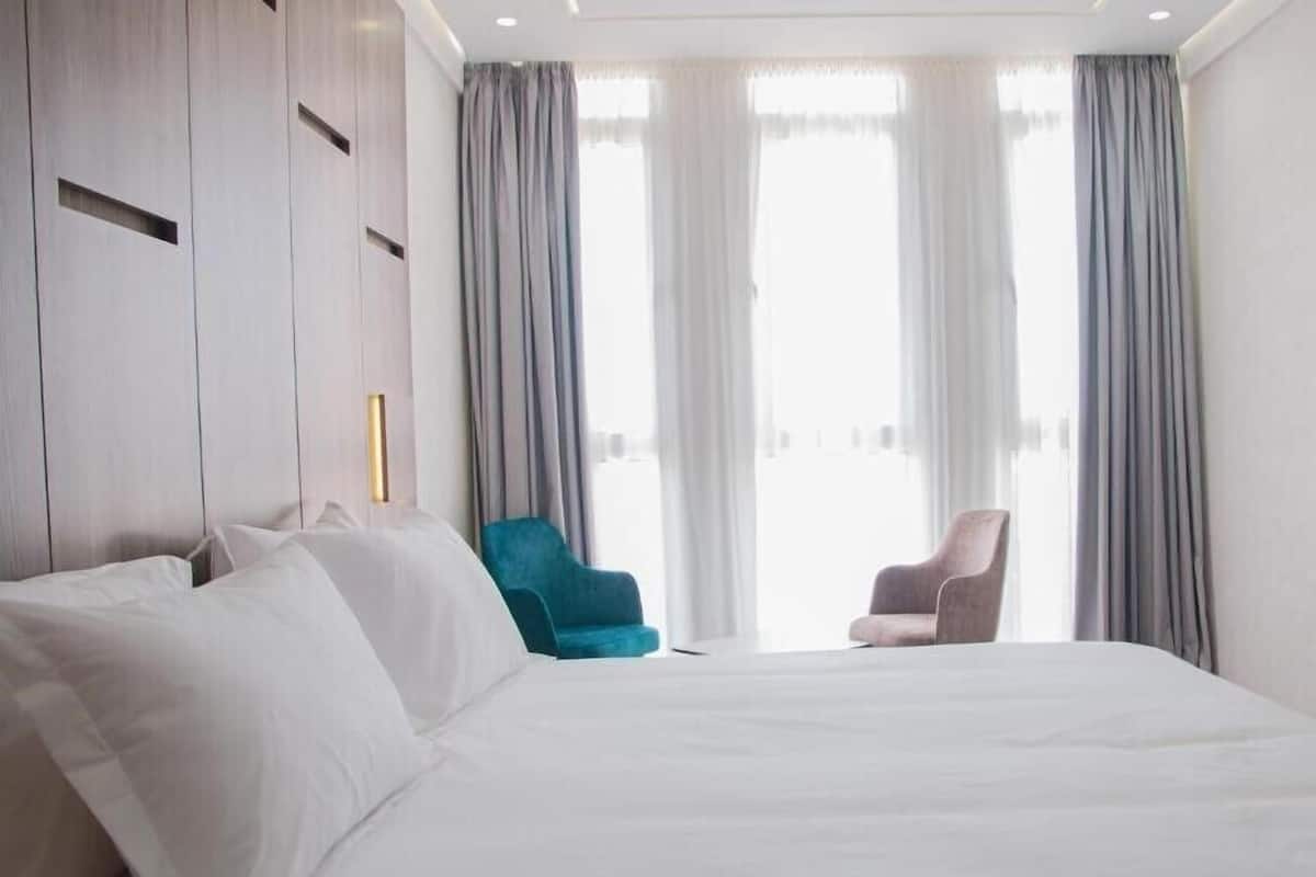 Minibar, coffres-forts dans les chambres, rideaux occultants