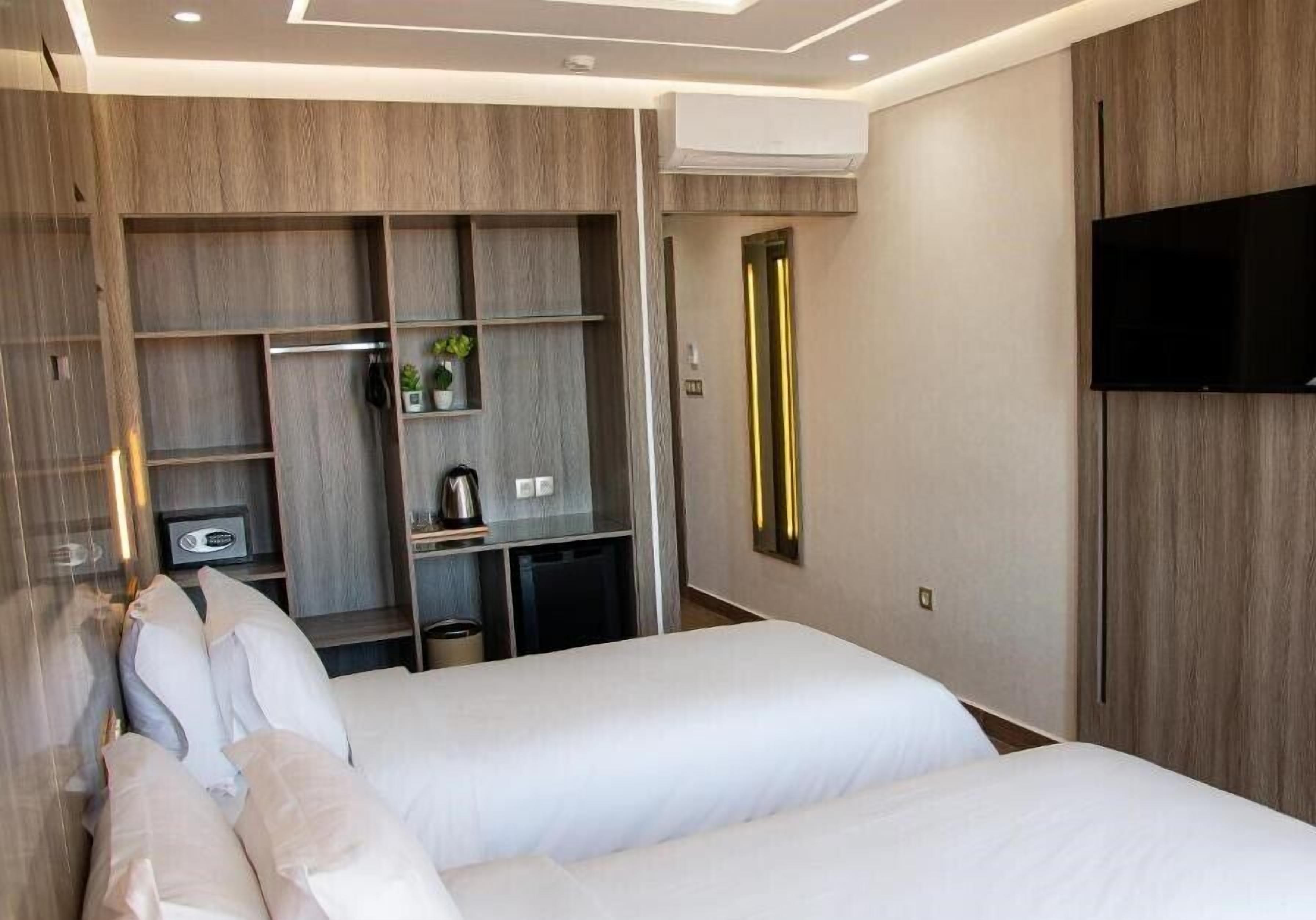 Habitación doble, vistas a la ciudad | Minibar, caja fuerte, cortinas opacas y sistema de insonorización