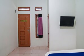 Economy Double Room - SPOT ON 92093 Feri Homestay (Pekanbaru)