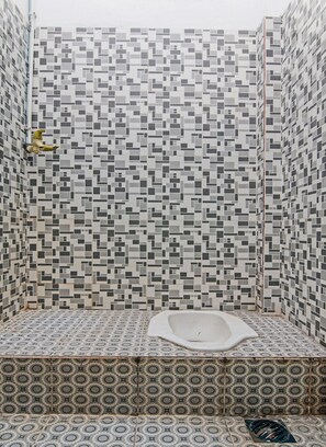 Economy Double Room | Bathroom