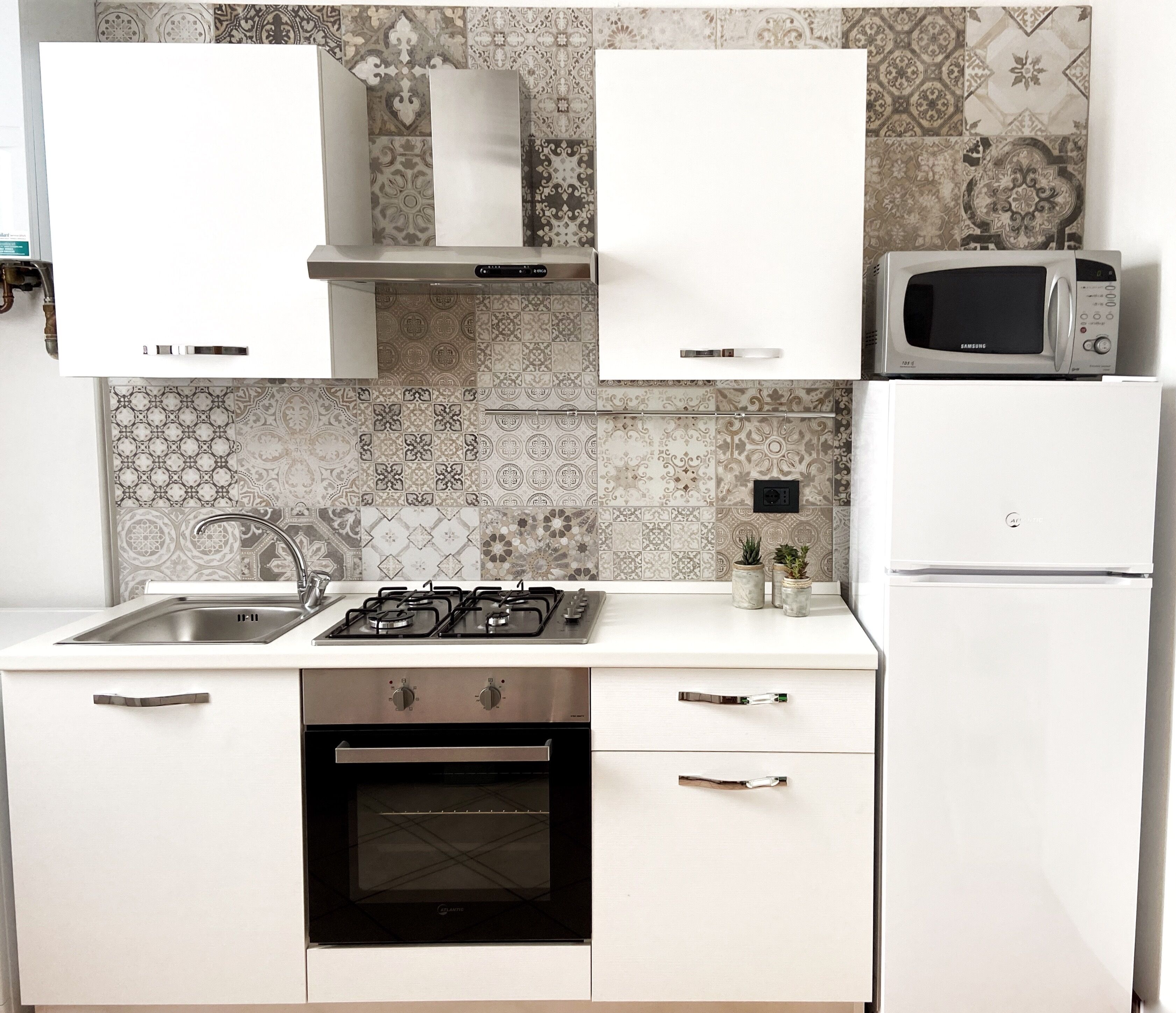 Kühlschrank, Mikrowelle, Ofen, Herdplatte