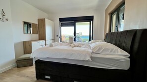 3 bedrooms, in-room safe, soundproofing, iron/ironing board - Villa Comfort (Povljana)