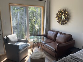 Suite estándar | Zona de estar | Una Smart TV, una chimenea, Netflix, servicios de streaming