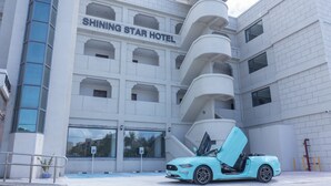 Un edificio moderno con un letrero que dice "SHINING STAR HOTEL".