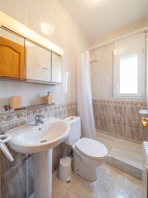 Bathtub, hair dryer, towels
