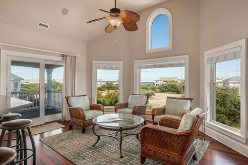 Ray and TD's: Dog friendly, oceanside, pool, hot tub, theater room, elevator, EASY beach access!