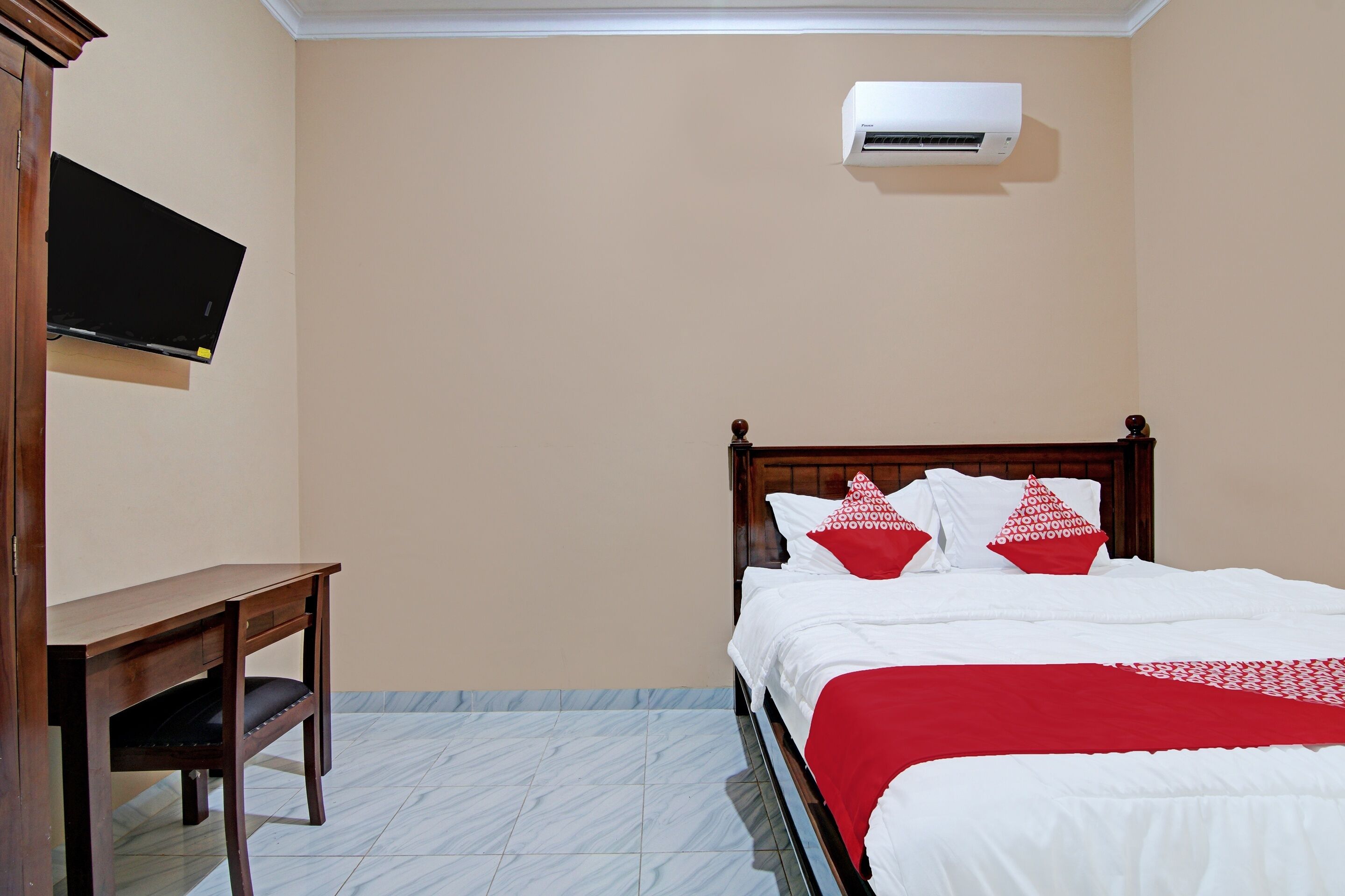 deluxe double room | bed sheets