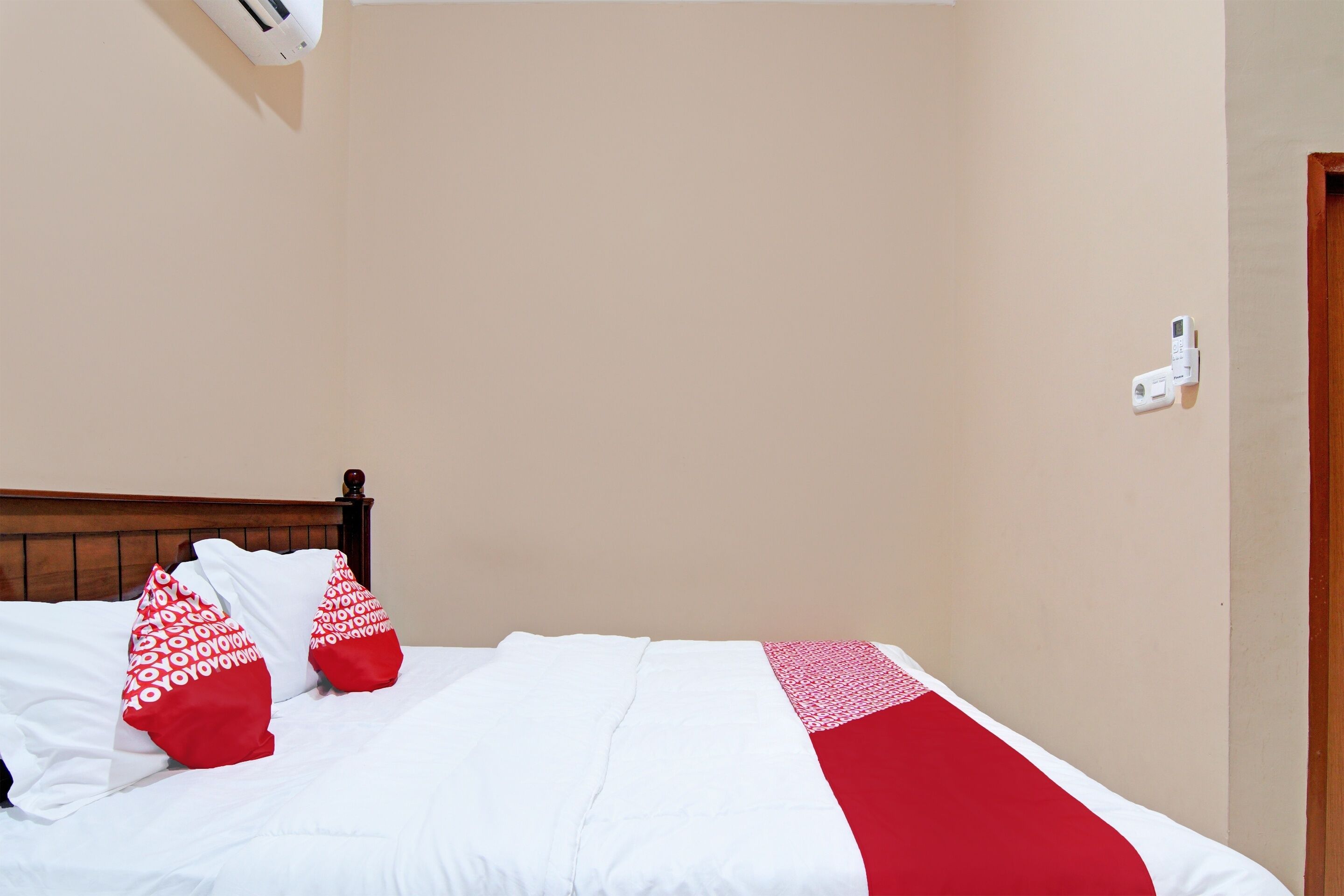 deluxe double room | bed sheets