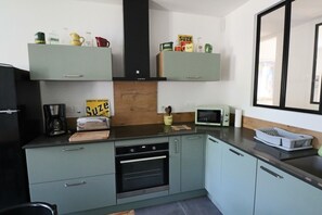 Een koelkast, een microgolfoven, een oven, een kookplaat