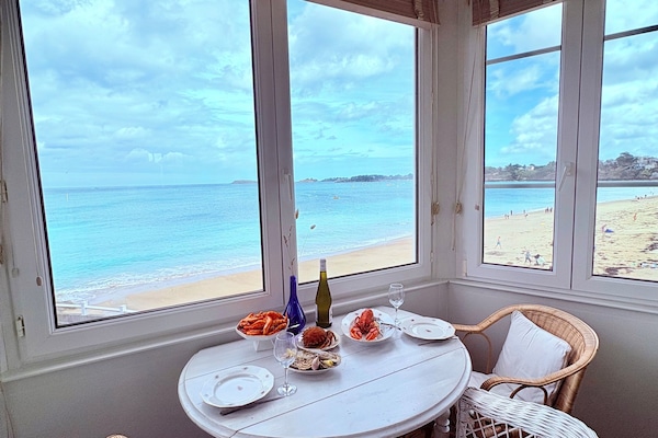 Enjoy nice lunch with direct sea view.