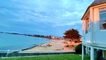 Plage, chaises longues