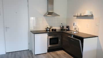 Deluxe Studio | Private kitchen | Mini-fridge, microwave, oven, dishwasher
