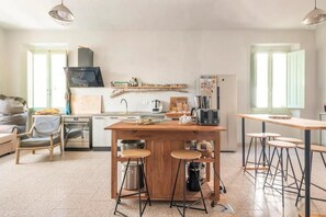 Fridge, oven, dishwasher, coffee/tea maker