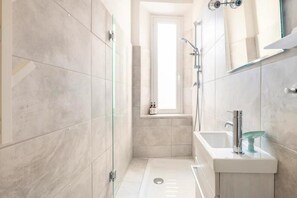 Ducha, secador de pelo, bidé y toallas