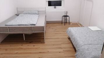 2 slaapkamers, een bureau, reisbedje, gratis wifi