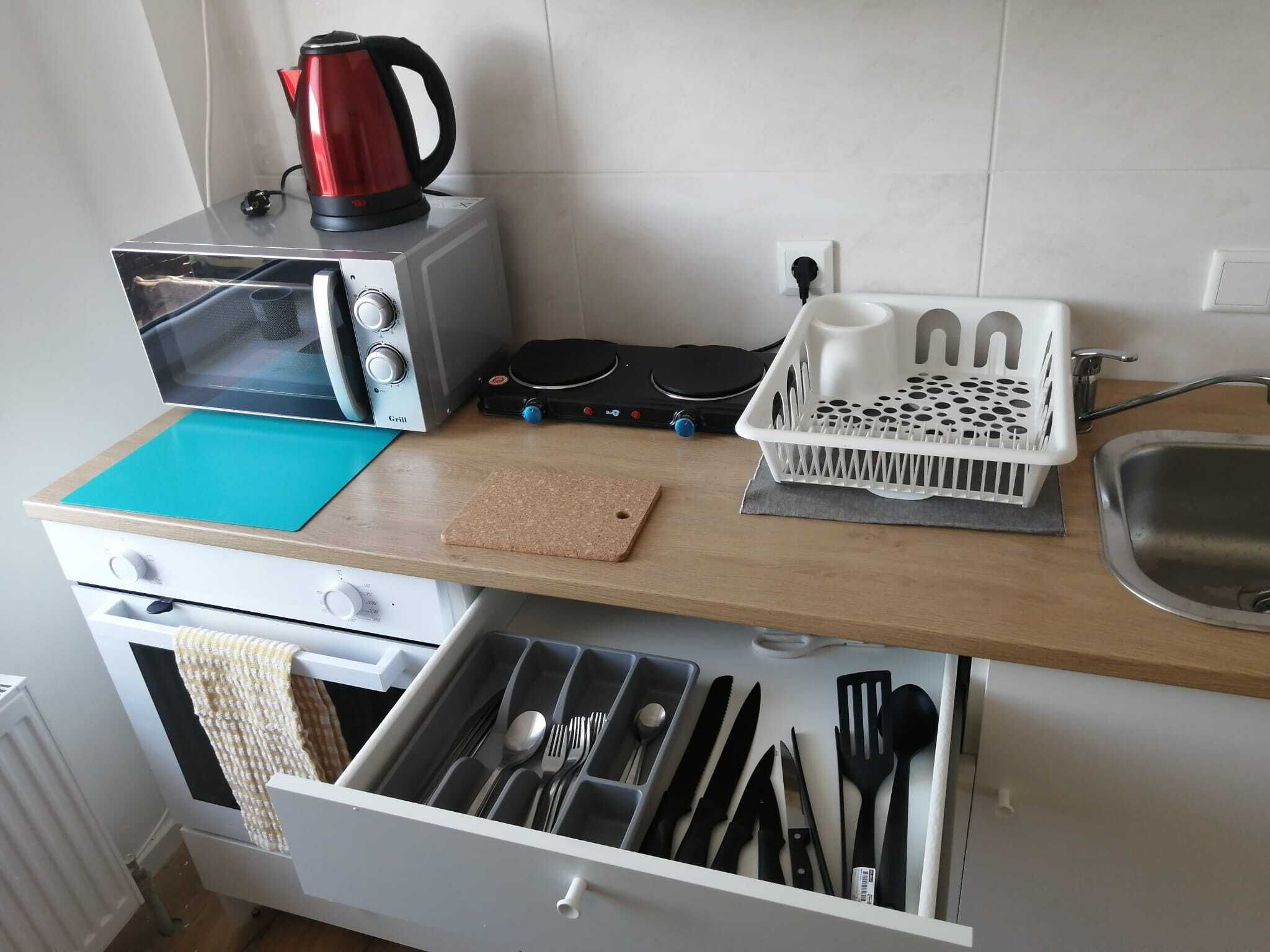 Kühlschrank, Mikrowelle, Ofen, Herdplatte