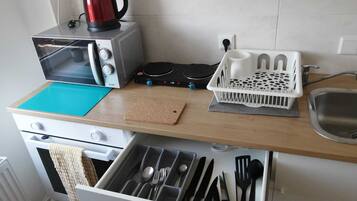 Een koelkast, een magnetron, een oven, een kookplaat