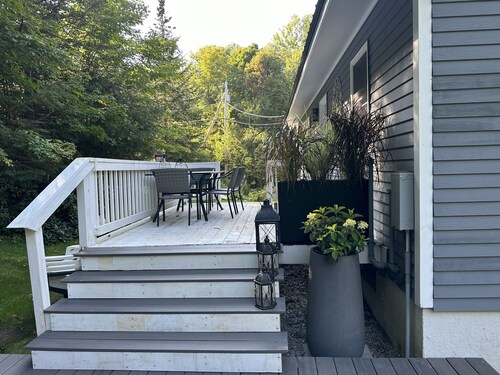 Relaxing mountain setting w/private hot tub, 5 minutes to Okemo.  Pet friendly!
