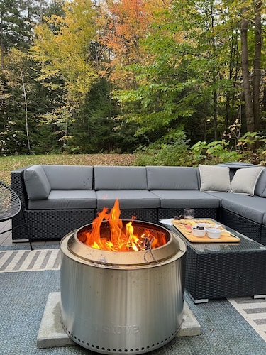 Relaxing mountain setting w/private hot tub, 5 minutes to Okemo. Pet friendly!