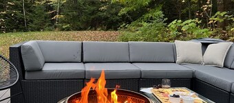 Relaxing mountain setting w/private hot tub, 5 minutes to Okemo.  Pet friendly!