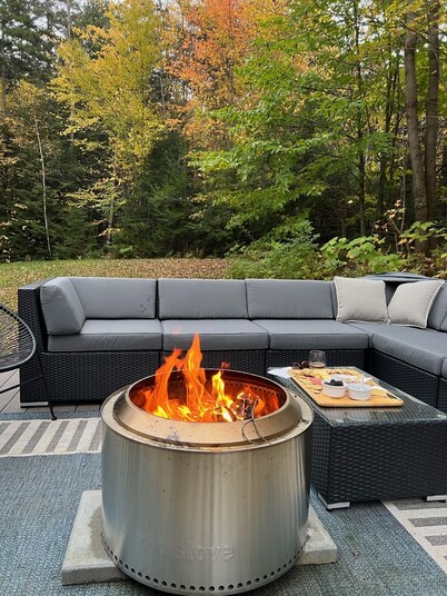 Relaxing mountain setting w/private hot tub, 5 minutes to Okemo. Pet friendly!