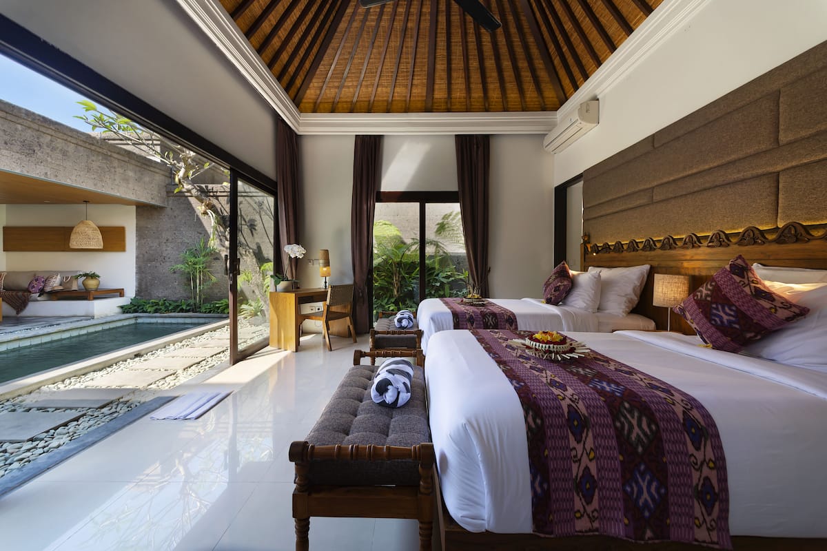 One-Bedroom Villa with Private Pool - Twin Bed | 2 bilik tidur, bar mini, meja, ruang kerja komputer riba
