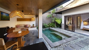 Un espace de vie extérieur moderne, doté d’une piscine, de mobilier en bois et d’une table à manger.