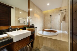 Jetted tub, rainfall showerhead, free toiletries, hair dryer - Adepa Resort (Kerobokan)