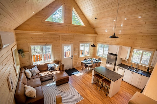 Akira Lodge - Alpha Mountain Lodging + Sauna