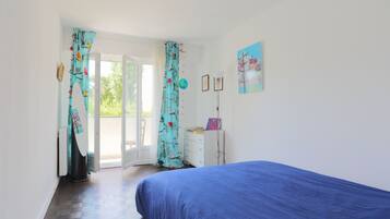 2 bedrooms, desk, iron/ironing board, travel crib