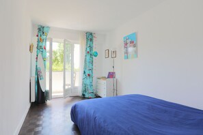2 Schlafzimmer, Schreibtisch, Bügeleisen/Bügelbrett, Reisekinderbett