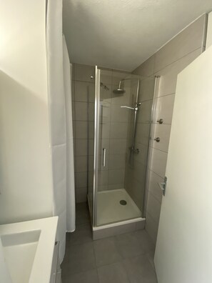 Een douche, toiletpapier