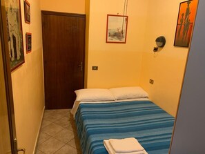 1 chambre, bureau, fer et planche à repasser, Wi-Fi gratuit