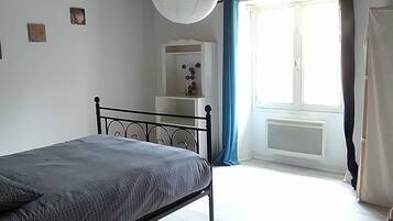 2 chambres, fer et planche Ă repasser, lit parapluie, draps fournis