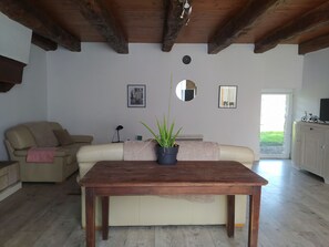 Télévision, cheminée, livres