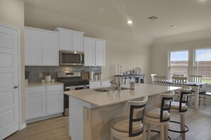 Private kitchen - Experience Luxury and Serenity at our Exquisite Airbnb Retreat (Dallas)