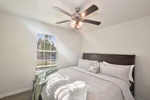 4 室のベッドルーム、アイロン / アイロン台、WiFi、ベッドシーツ