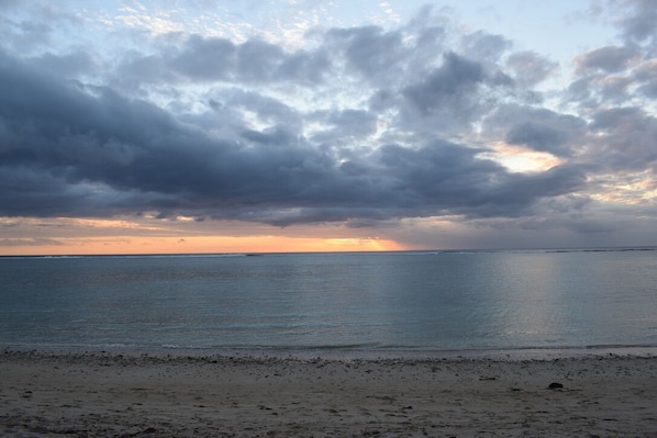Plage, chaises longues, serviettes de plage