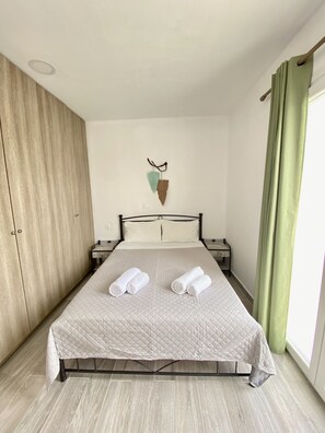 2 bedrooms, iron/ironing board, free WiFi, bed sheets - Sea Sound Villa at Perivolos Santorini (Santorini)
