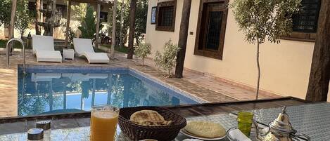 4 restaurants, breakfast served