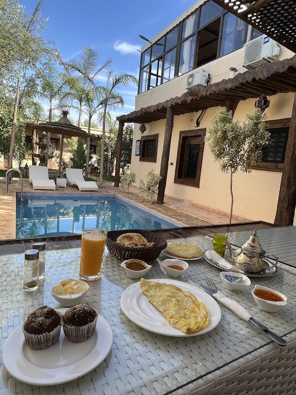 4 restoran, melayani sarapan