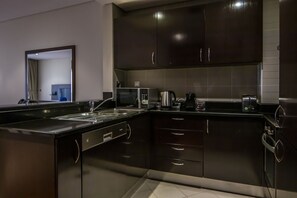 Luxury Apartment | Private kitchen | Full-sized fridge, microwave, oven, stovetop - Relaxing 1 bedroom apartment - Anantara (Dubai)