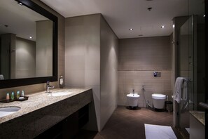 Luxury Apartment | Bathroom | Free toiletries, hair dryer, bidet, towels