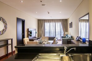 Luxury Apartment | Private kitchen | Full-sized fridge, microwave, oven, stovetop - Relaxing 1 bedroom apartment - Anantara (Dubai)